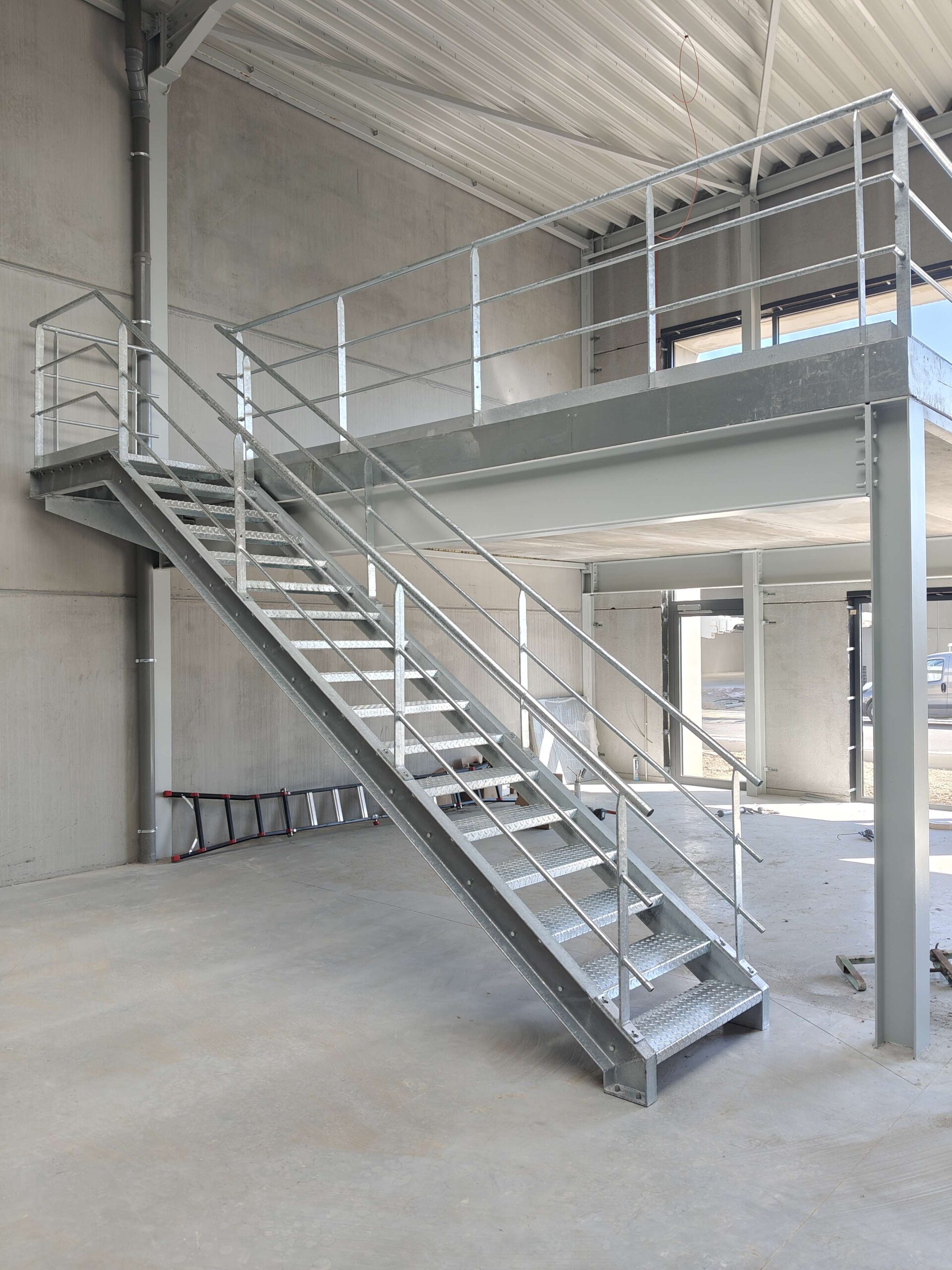 Twee trappen met een hoogte van 306 cm en een comfortabele breedte van 100 cm