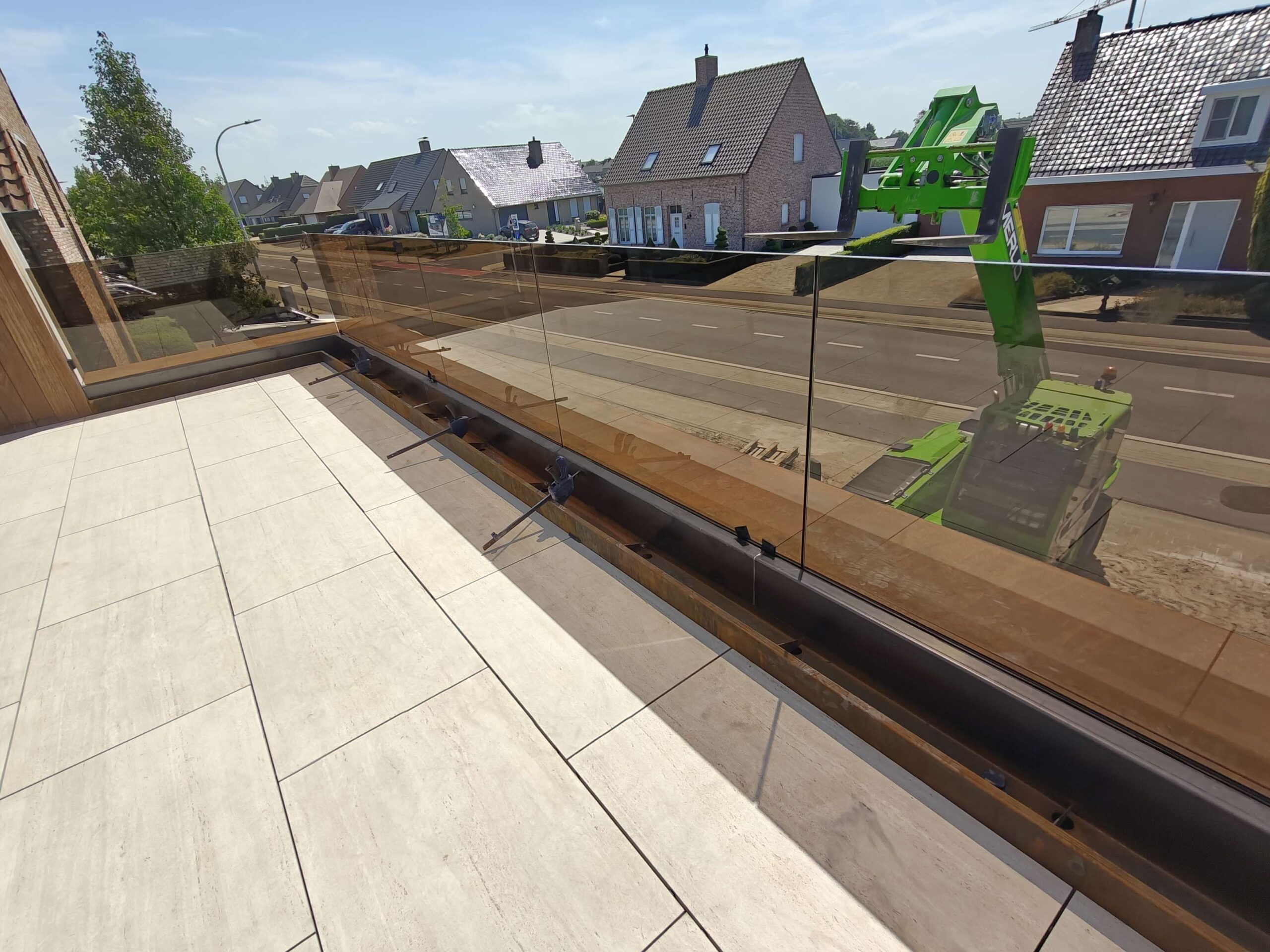 glasbalustrade en cortenstaal in Pittem
